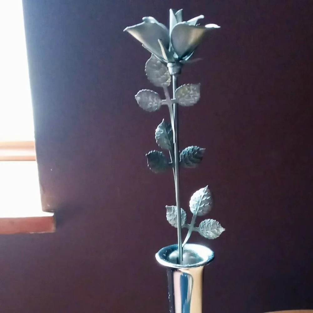 Unique Vintage 1970s Silver Metal 🌹Rose Bud🌹 in Vase by Mann 11 inches Tall